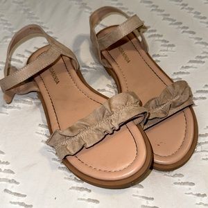 EUC Girls Beige Tan Sandals Open Toe Ruffles Dress Summer Size 2 Ankle Strap
